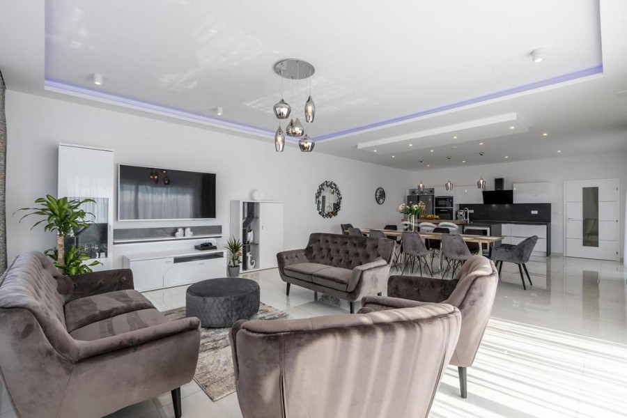 Svetlá obývacia izba s výhľadom na more