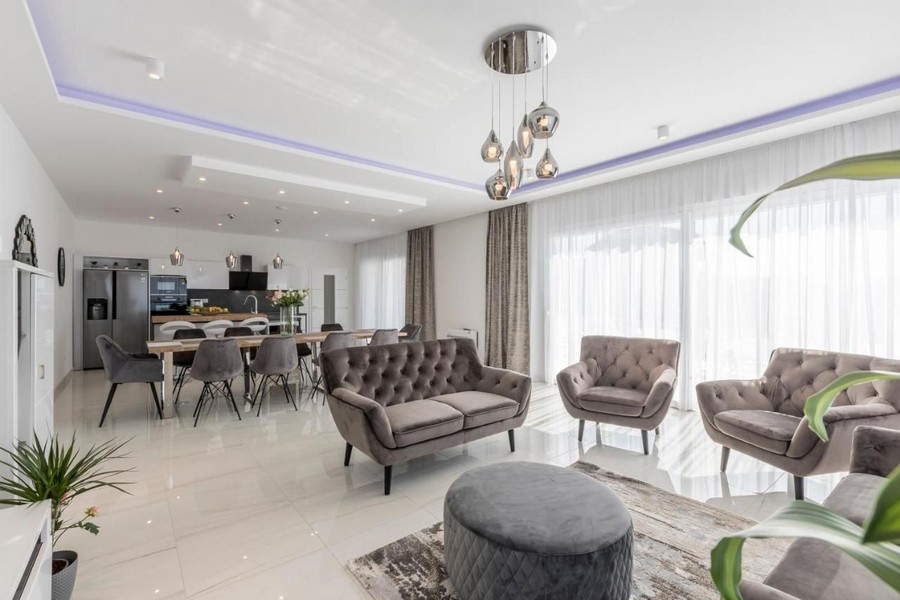 Otvorená obývacia izba s jedálenským kútom