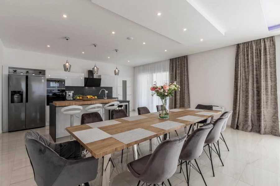 Elegantný jedálenský kút a otvorená kuchyňa