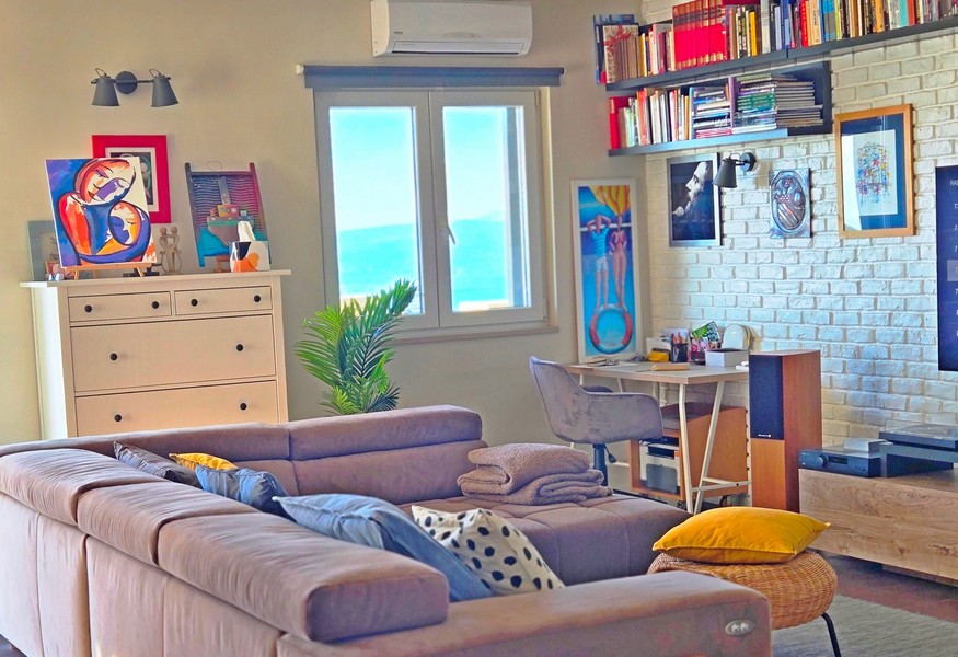 Moderná obývacia izba s výhľadom na more