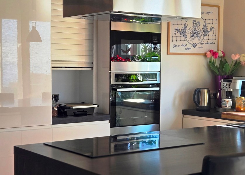 Moderná kuchyňa s vybavením