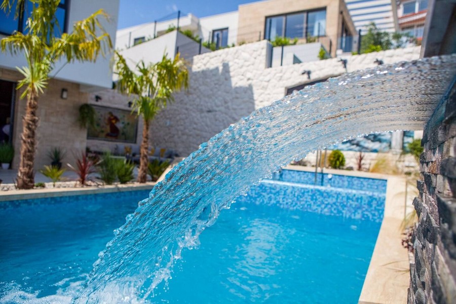 Vodopád v bazéne nehnuteľnosti H3515 v Splite, Chorvátsko.