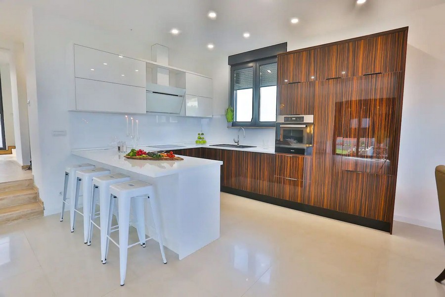 Kvalitná kuchyňa s barovými stoličkami od Villa H3515, ktorá sa predáva v Chorvátsku.