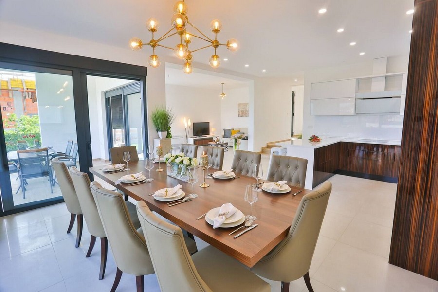 Svetlý jedálenský kút s veľkým stolom