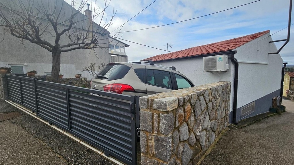 Parkovisko objektu H3518 v Punate, Chorvátsko - Panorama Skauting.