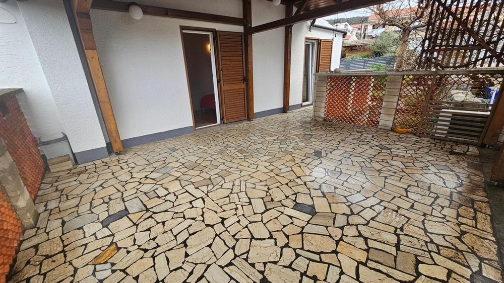 Krytá terasa s podlahou z prírodného kameňa