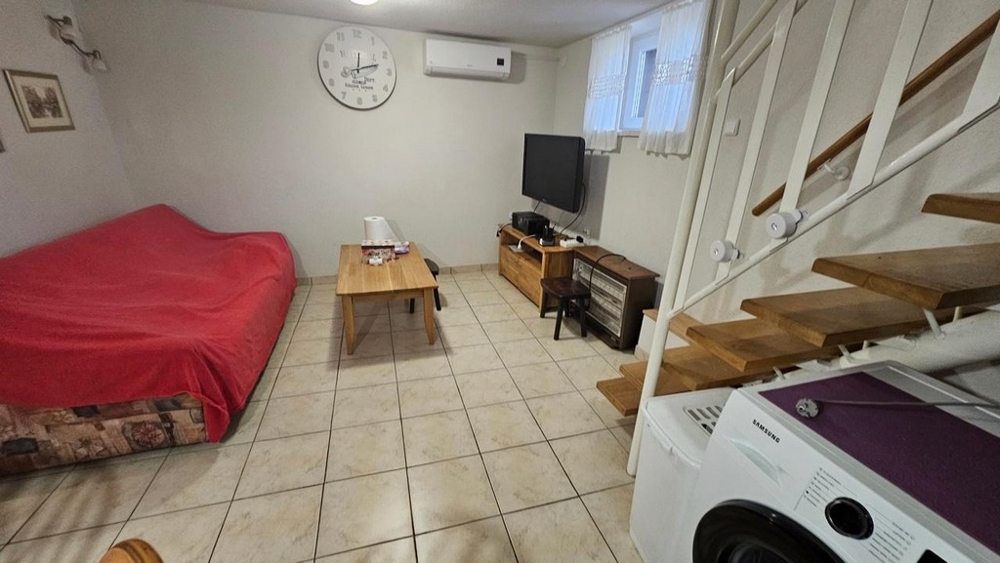 Útulná obývacia izba s pohovkou a TV