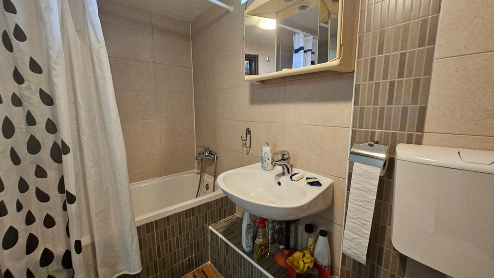 Kúpeľňa s vaňou a obkladmi