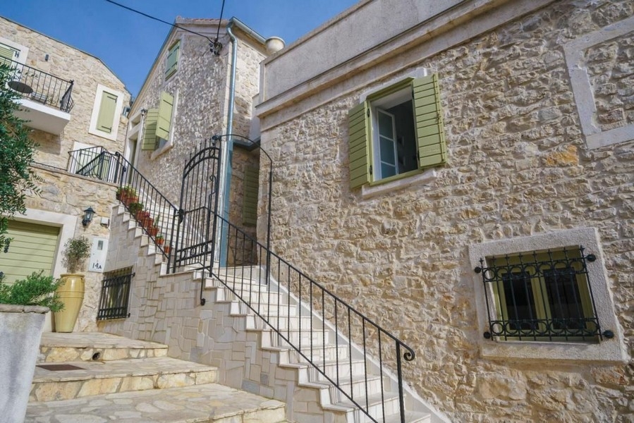 Stredomorský dom - vchod na pozemok H3520 pri Šibeniku v Chorvátsku.