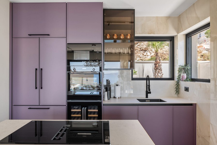 Moderná kuchyňa s fialovým kovaním.