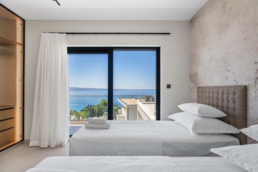 Luxusná spálňa s výhľadom na more.