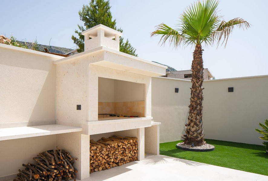 Krásny gril s bielymi kameňmi.