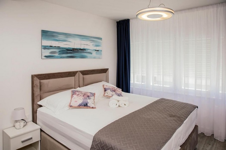 Spálňa s dekoratívnym dizajnom stien