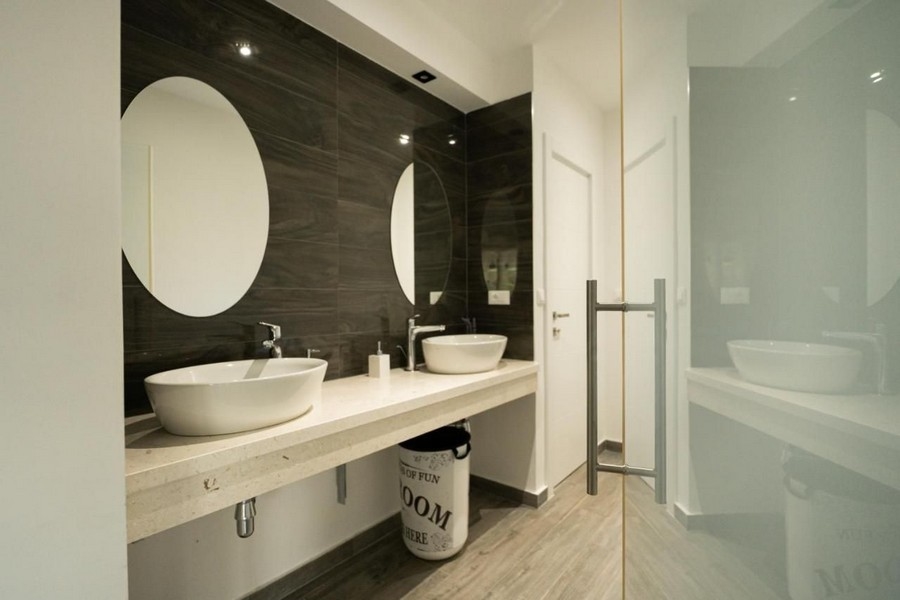 Kúpeľňa s dvojitým umývadlom a zrkadlami