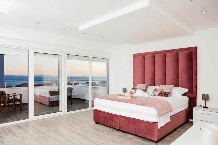 Spálňa s manželskou posteľou a výhľadom na more