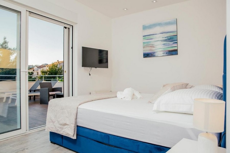 Spálňa s prístupom na terasu a TV