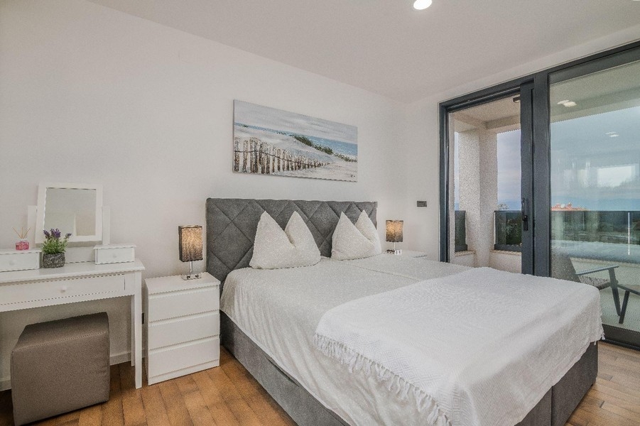 Spálňa s manželskou posteľou a prístupom na balkón