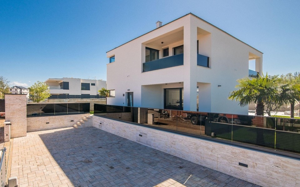 Vonkajšie parkovacie miesta v objekte H3528 v Malinska na ostrove Krk.