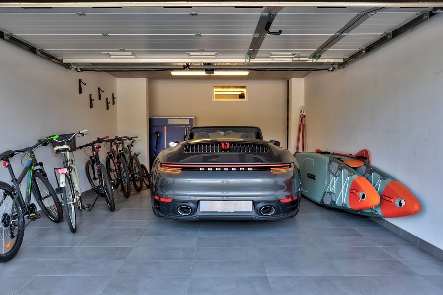 Garáž so športovými autami, bicyklami a paddleboardmi