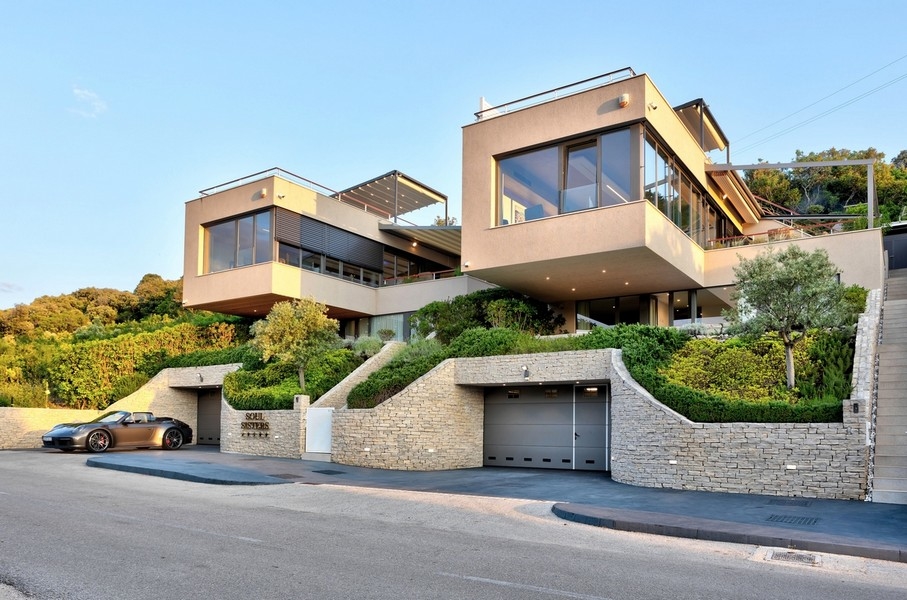 Moderná luxusná vila s panoramatickým výhľadom na more