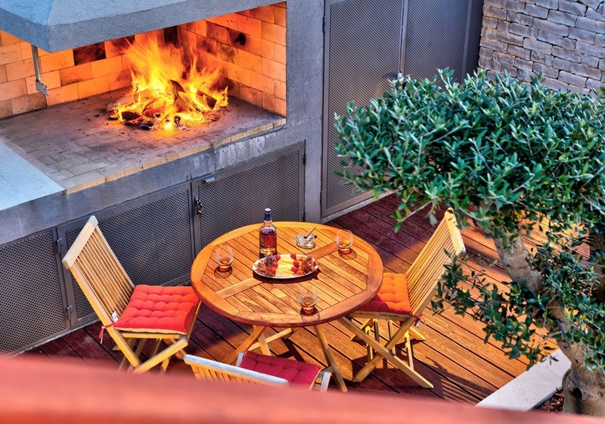 Útulný vonkajší priestor s krbom a posedením