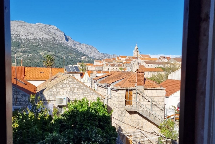 Z nižších poschodí je tiež výhľad na more. Nehnuteľnosť H3533, Chorvátsko.