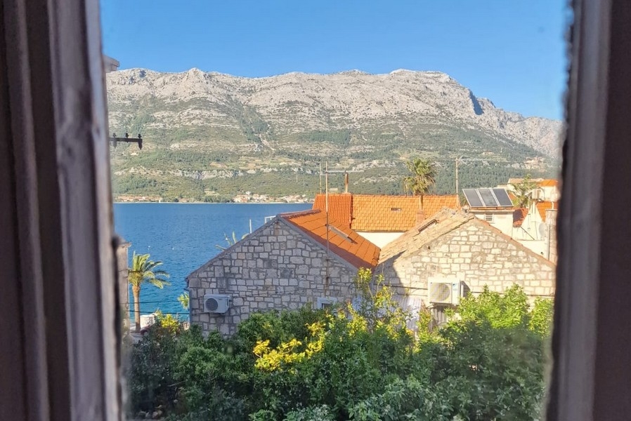 Výhľad na more z 1. poschodia nehnuteľnosti.