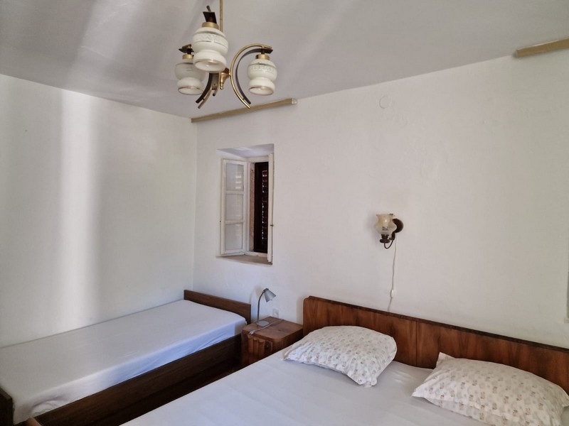 Spálňa s manželskou posteľou, jednolôžkom a nočnými stolíkmi