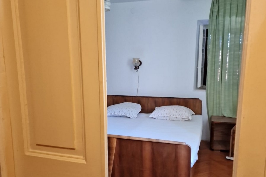 Pohľad cez dvere do spálne s manželskou posteľou