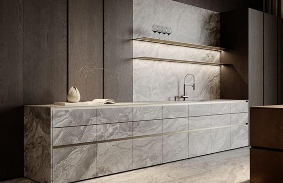 Moderná kuchyňa s mramorovým dizajnom a tmavými drevenými prvkami