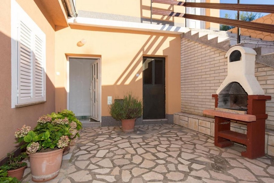 Vnútorný dvor s grilom a vonkajšími schodmi