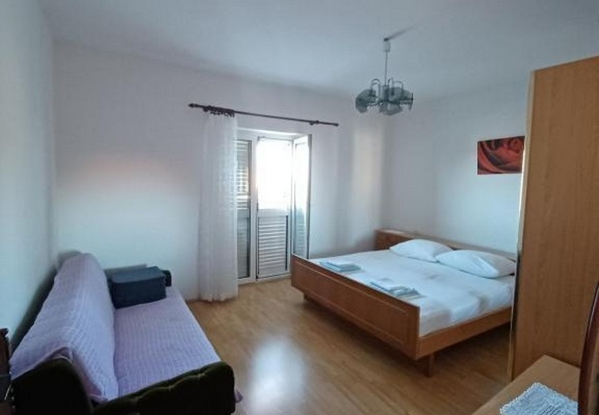 Spálňa s manželskou posteľou a prístupom na balkón