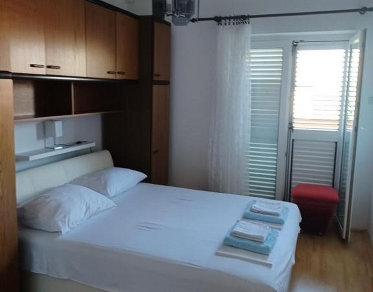 Spálňa so vstavanými skriňami a manželskou posteľou