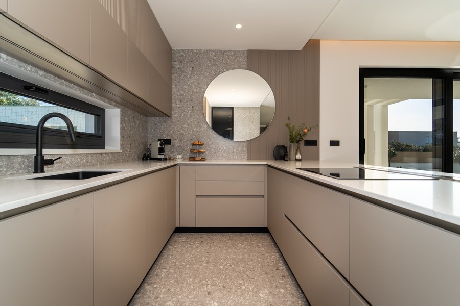 Kvalitne vybavená kuchyňa s moderným vybavením