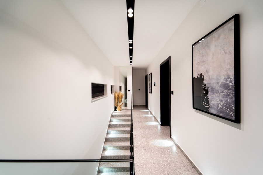 Presvetlená chodba so štýlovým dizajnom