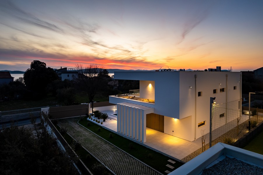 Moderná novostavba vily pri západe slnka