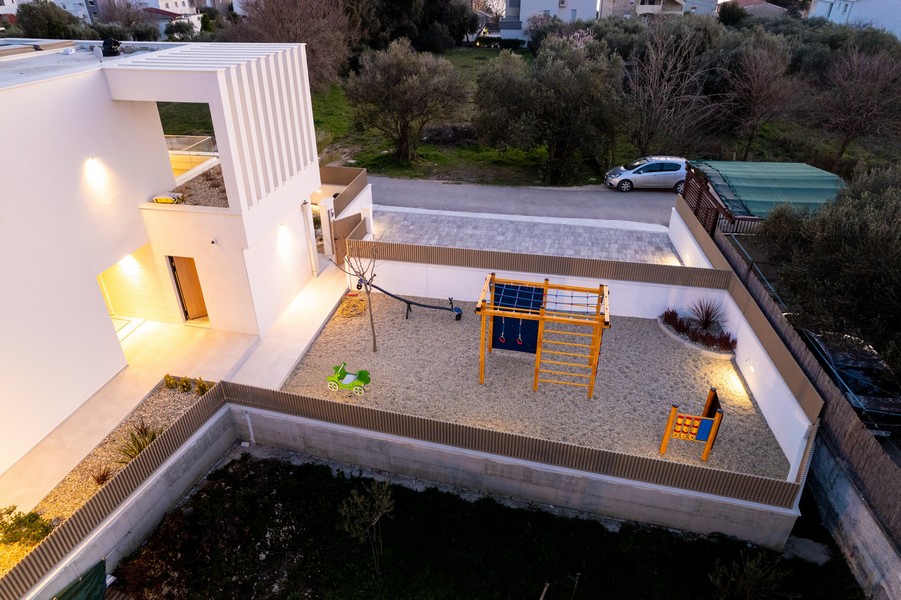 Detské ihrisko mimo vily