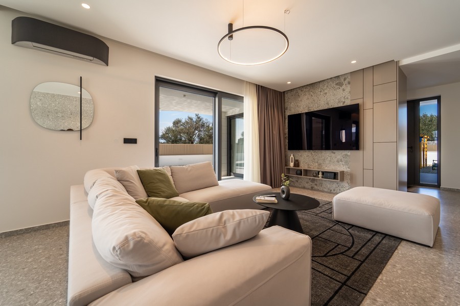 Štýlovo zariadená obývacia izba s TV stenou