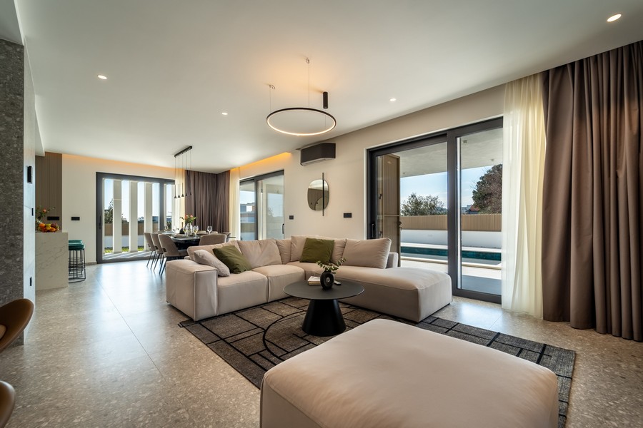 Otvorená obývacia a jedálenská časť s výstupom na terasu