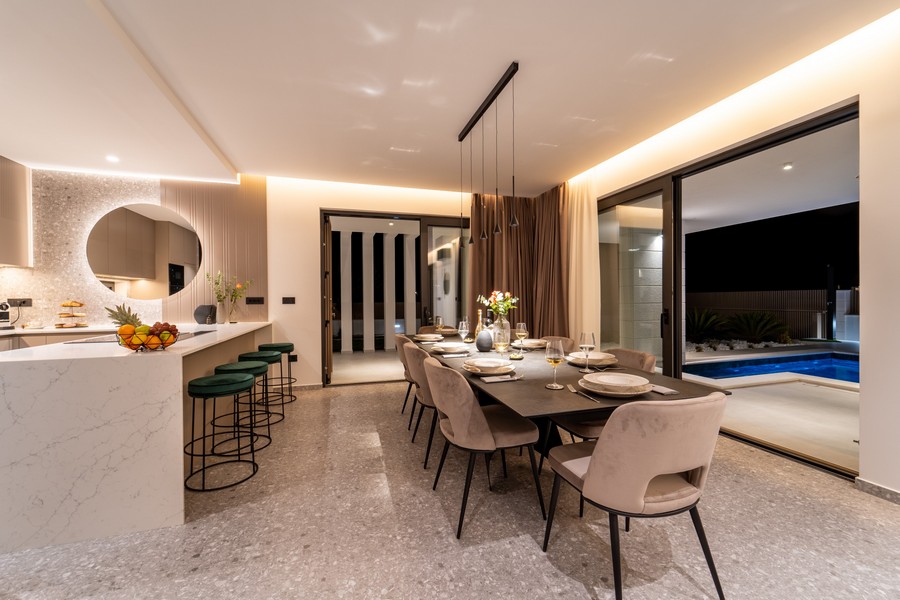 Elegantný jedálenský kút s výhľadom na bazén
