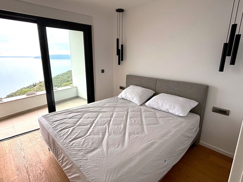 Spálňa s balkónom a výhľadom na more