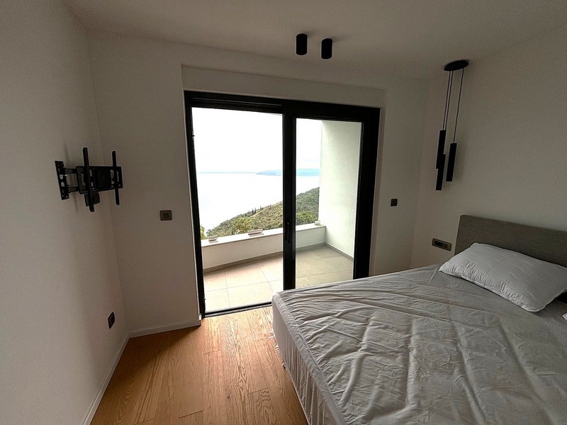 Spálňa so vstupom na balkón a závesnými lampami