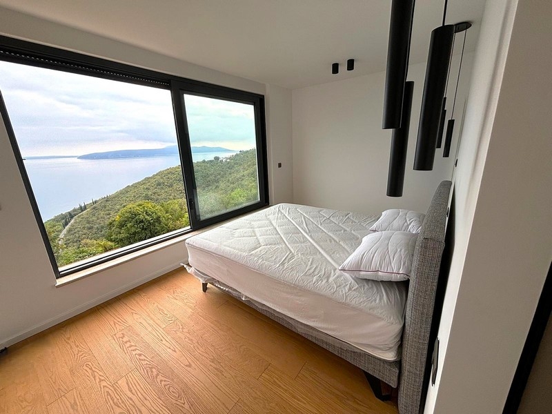 Svetlá spálňa s veľkým oknom a výhľadom na more