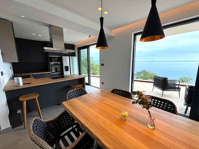 Moderná kuchyňa s jedálenským kútom a výhľadom na more