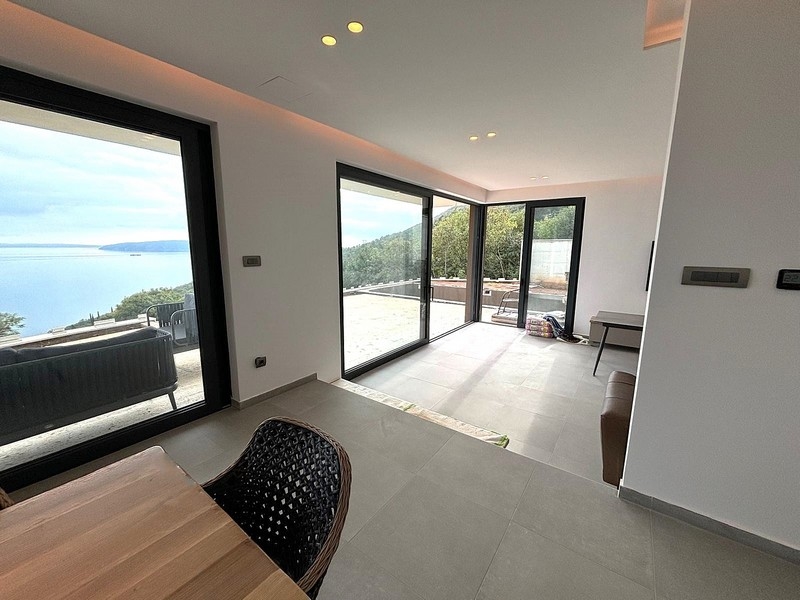 Otvorený obývací priestor s veľkými oknami