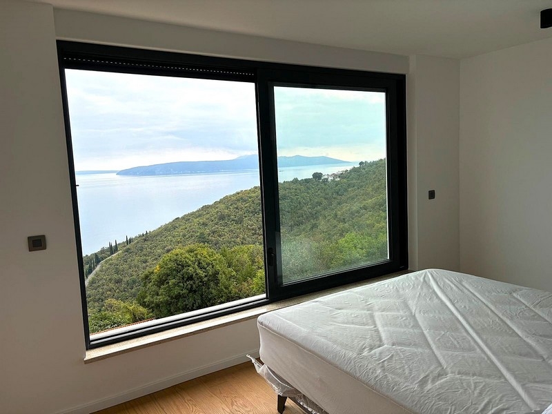 Spálňa s panoramatickým oknom a výhľadom na more