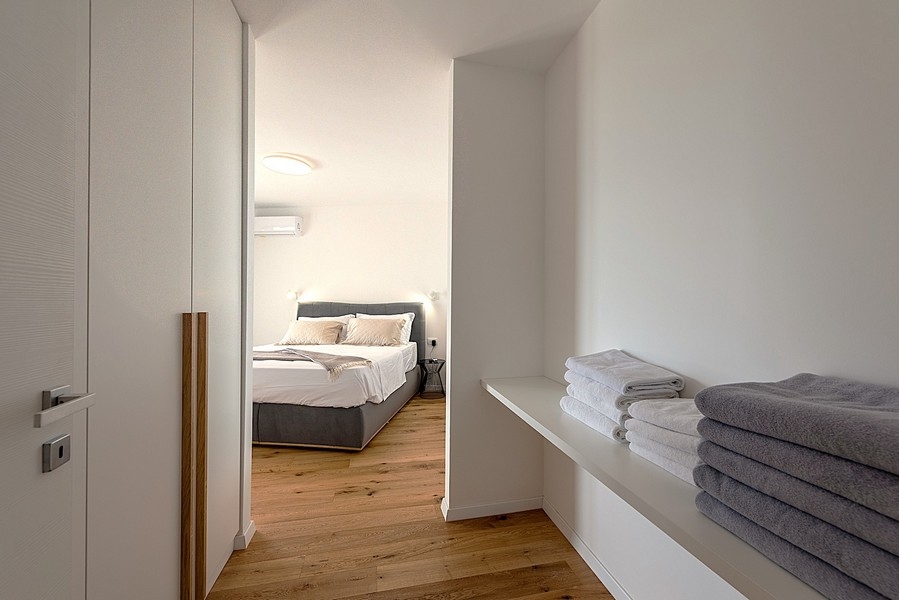 Spálňa so šatníkom a jednoduchým zariadením