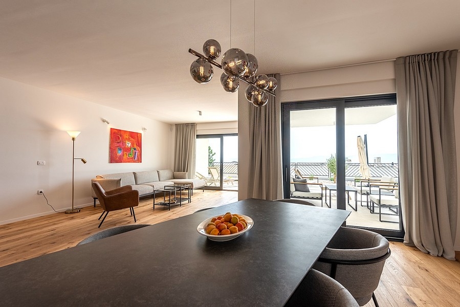 Jedálenský kút s terasou a výhľadom na more