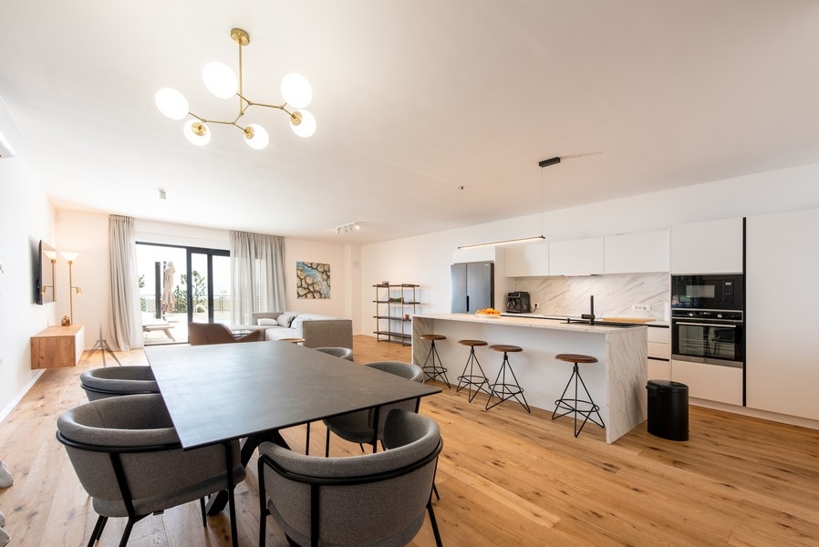 Otvorený obývací priestor s kuchyňou, jedálenským kútom a moderným zariadením