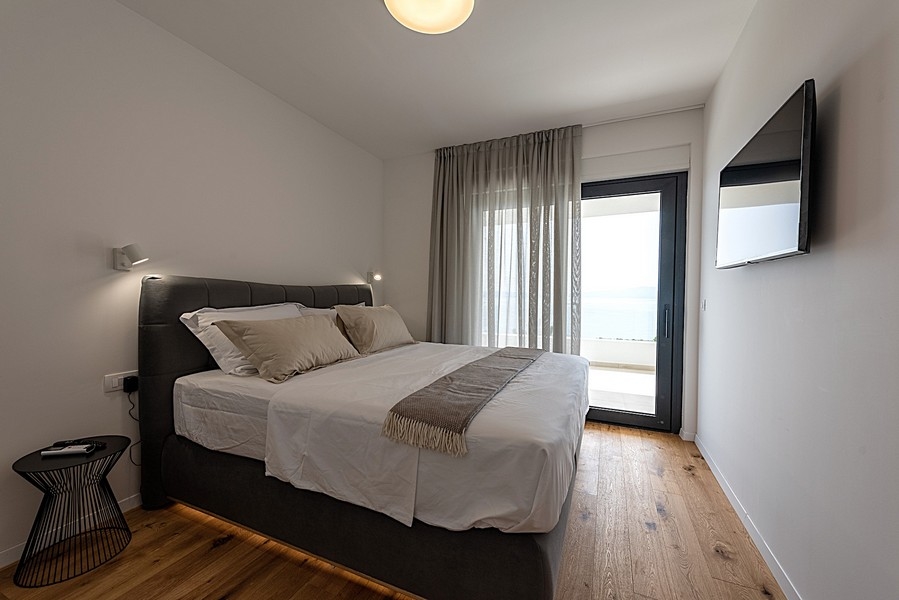 Spálňa s manželskou posteľou, prístupom na balkón a výhľadom na more